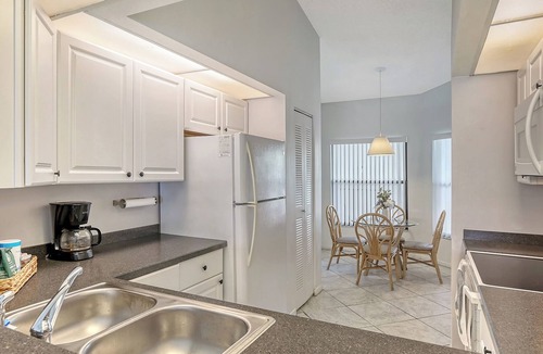 South Bradenton Condo | Lakefront 2BR condo near IMG Pool Pickleball Tennis Tropical Gulf Retreat