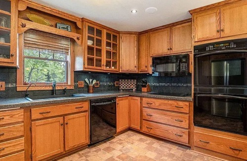 Six Lakes House | Lakefront Charming House at Six Lakes with AC and Heat/4 Guest