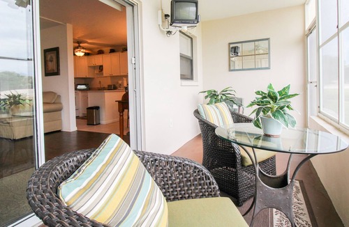 Braden River Condo | Lakefront, Community Pool, Palm Aire, Golfers Little Getaway