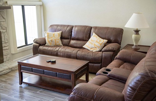 Southside House | Lakefront Cozy Executive family Home 3 bd/2 ba/2 car garage
