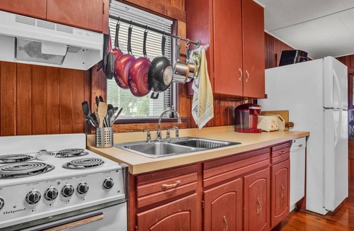 Fedhaven House | Lakefront Fishing Retreat | Private Dock & Canoe | Extended Stays Welcome