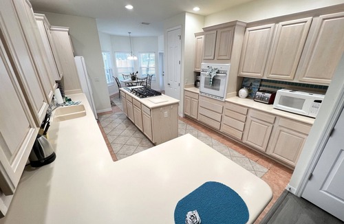 West Kissimmee House | Lakefront Getaway LG South Facing Pool Hot Tub Pool Table & BBQ - 2 miles Disney