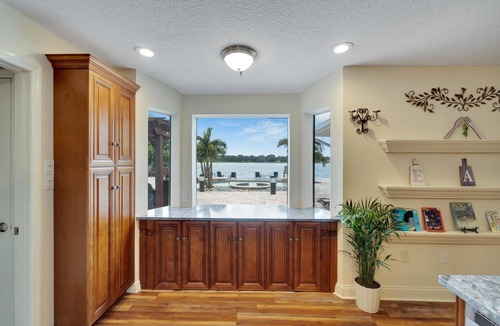 Seffner Community Alliance House | Lakefront Getaway -Luxurious Home -Pool & Games