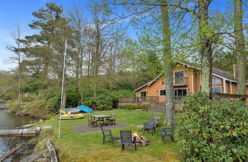 Lake Ariel Villa | Lakefront | Private Dock | Family Friendly | Kayaks | Hot Tub | Row Boat | Fireplace