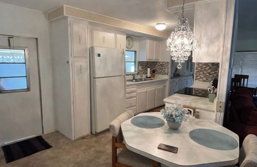 Leesburg House | Lakefront Retreat Patio + Grill Pet Friendly