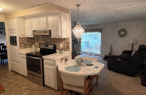 Leesburg House | Lakefront Retreat Patio + Grill Pet Friendly