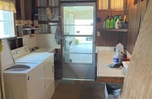 Leesburg House | Lakefront Retreat Patio + Grill Pet Friendly