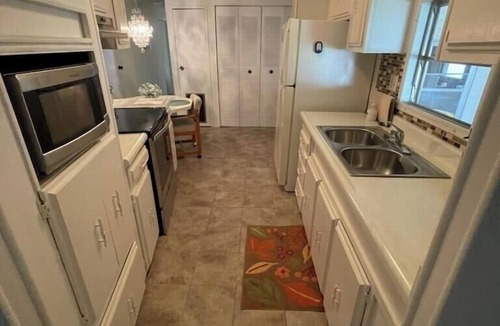 Leesburg House | Lakefront Retreat Patio + Grill Pet Friendly