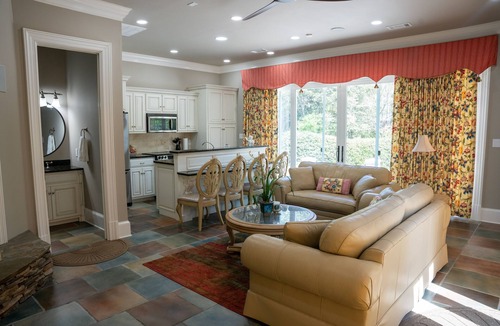 LaGrange House | Lakefront Retreat w/Guest House