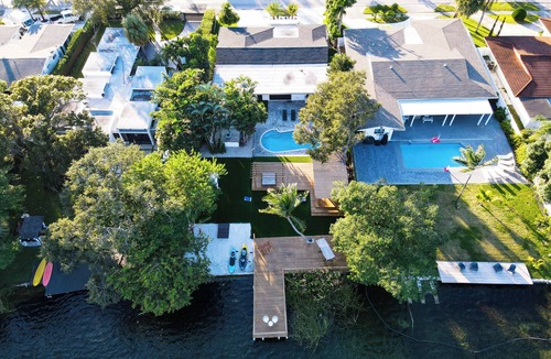 North Miami Beach House | Lakefront Villa ·Tropical Backyard·Kayak·Cool Deck