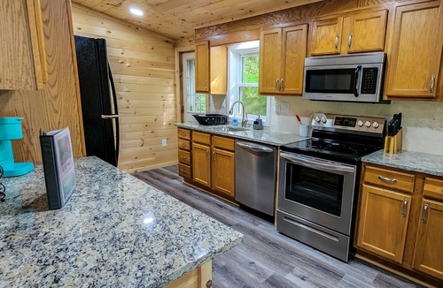 White Haven Cabin | LAKEFRONT w/ HOTTUB/FIRE PIT/Arcade GAMES/5 MIN TO SKI/ Sleeps 14+ Pet Friendly