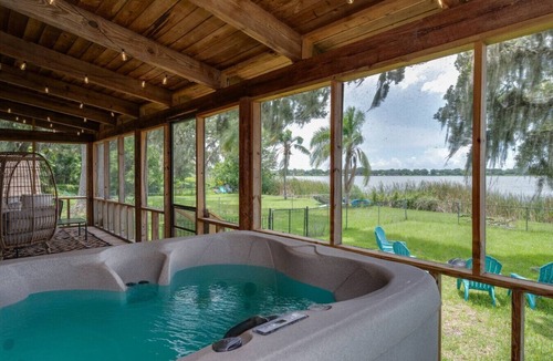 Auburndale House | Lakefront w/Jacuzzi, Games, Loft + Sleeps 12!