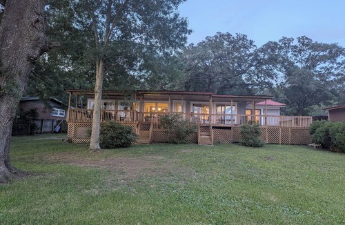 Crescent Lake House | Lakehouse in quiet neighborhood