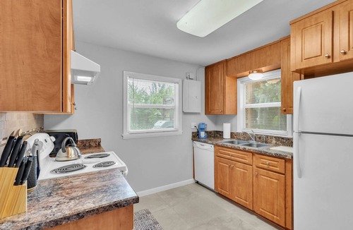 Lakeland House | Lakeland Group Retreat | Sleeps 18 Across 3 Private Units | Walk to Lakes & Florida Southern