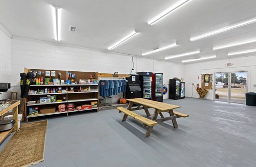 Wewahitchka Cabin | Lakeside Glamping with Free Kayaks & Fishing