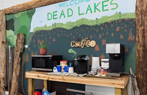 Wewahitchka Cabin | Lakeside Glamping with Free Kayaks & Fishing
