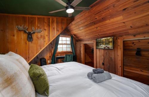 Auburndale House | Lakeside Haven with Jacuzzi and Games
