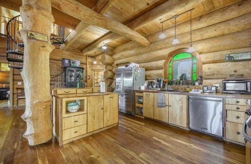 Manning House | Lakeside Log Cabin. Hot tub, Dock, Boat Lift!