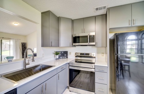 Palm Bay House | Lanai + Backyard! Sunny Retreat in Palm Bay