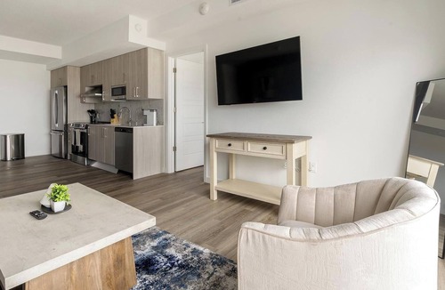 Overtown Apartment | Landing | Amazing 2BD, Pool
