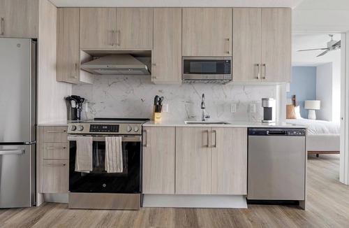 Overtown Apartment | Landing | Amazing 2BD, Pool