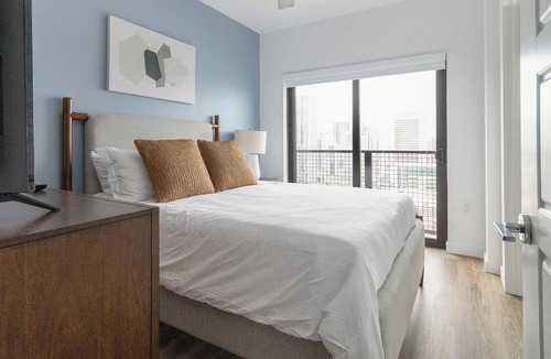 Overtown Apartment | Landing | Amazing 2BD, Pool