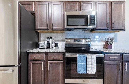 Cocoa Apartment | Landing | Amazing 3BD, Pool, Gym