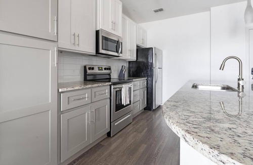 Venice Apartment | Landing | Beautiful 2BD, Clubhouse, Pool
