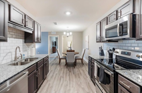 Cocoa Apartment | Landing | Beautiful 3BD, Pool, Gym
