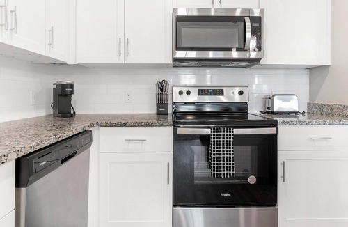 Southeast Orlando Apartment | Landing | Chic 1BD, Gym, Pool