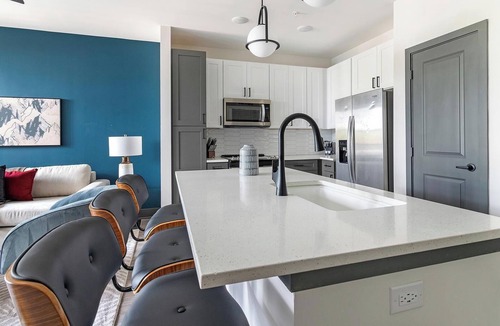 Southbank Apartment | Landing | Chic 1BD, Pool, Gym