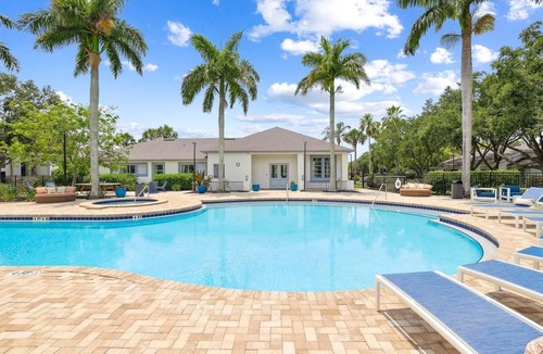 Fruitville Apartment | Landing | Chic 2BD, Clubhouse, Gym
