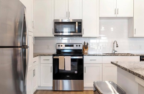 Southeast Orlando Apartment | Landing | Chic 3BD, Gym, Pool