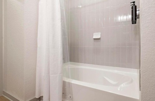 Candler Apartment | Landing Modern 1BD Gym Pool