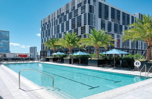 Overtown Apartment | Landing | Modern 1BD, Pool