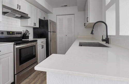 Fruitville Apartment | Landing | Modern 2BD, Clubhouse, Gym