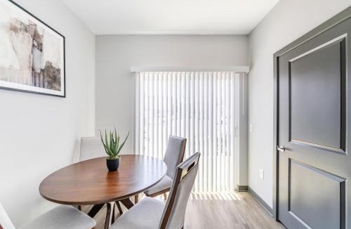 Northwest Pensacola Apartment | Landing Modern 3BD Gym Rooftop Lounge