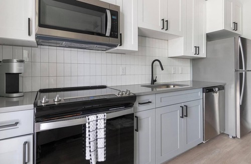 Springfield Apartment | Landing | Modern Studio, Game Room, Pool