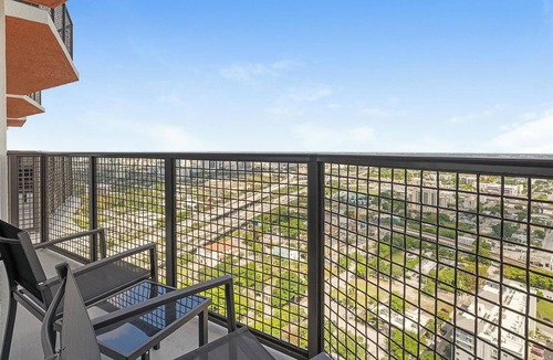 Overtown Apartment | Landing | Spectacular 1BD, Pool