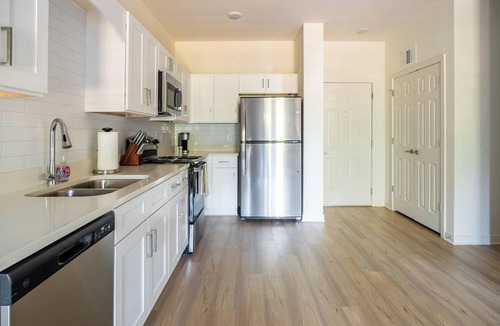 Bellview Apartment | Landing | Stunning 1BD, Gym, Pool