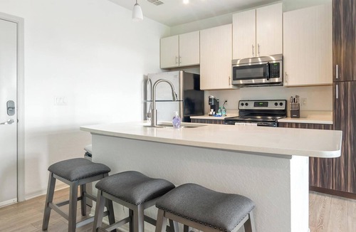 Fairvilla Apartment | Landing | Stunning 1BD, Gym, Clubhouse