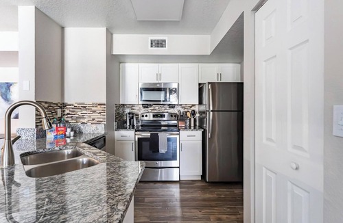 Orlando Apartment | Landing | Stunning 1BD, Gym