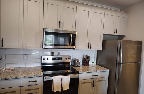 Newberry Apartment | Landing | Stunning 1BD, Pool, Gym