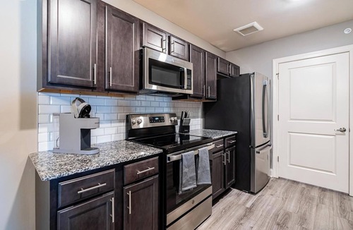 Cocoa Apartment | Landing | Stunning 2BD, Clubhouse, Gym