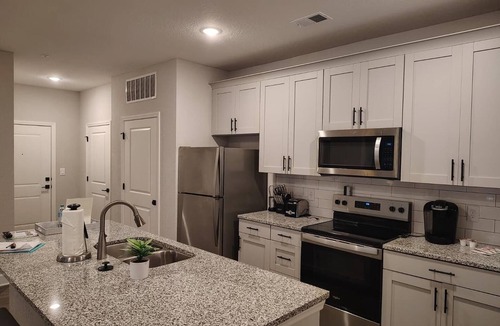 Newberry Apartment | Landing | Stunning 2BD, Gym, Pool