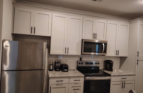 Newberry Apartment | Landing | Stunning 2BD, Gym, Pool