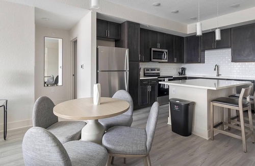 Palmetto Apartment | Landing | Stunning 2BD, Gym, Pool