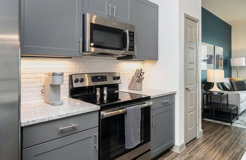 Wimauma Apartment | Landing | Stunning 2BD, Gym, Pool