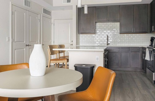 Palmetto Apartment | Landing | Stunning 2BD, Pool, Clubhouse