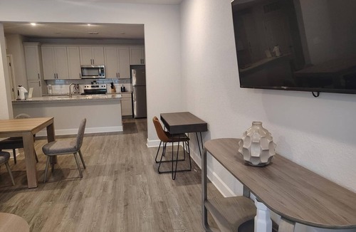 Newberry Apartment | Landing | Stunning 3BD, Pool, Gym